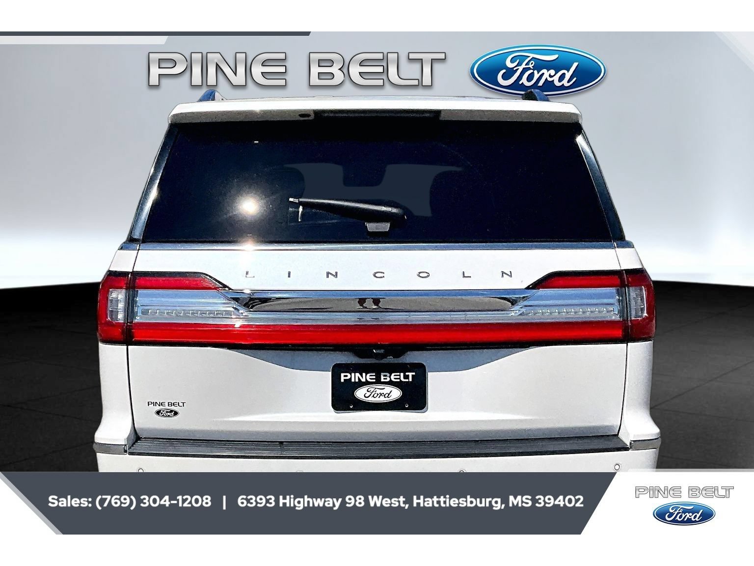 Used 2018 Lincoln Navigator Select w/ Technology Package RWD image 4