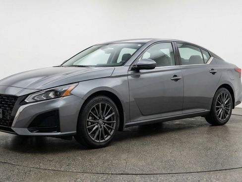 Used 2025 Nissan Altima 2.5 SV FWD image 3