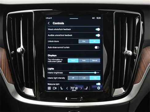 Used 2023 Volvo S60 B5 Plus image 17