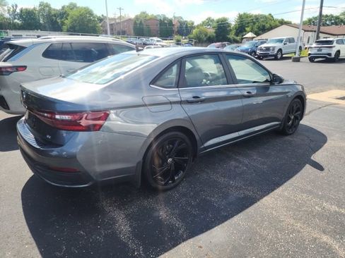 Used 2025 Volkswagen Jetta SE FWD image 3