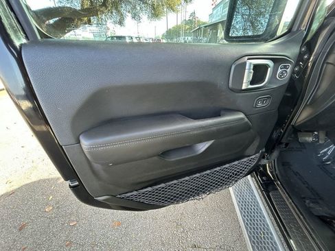 Used 2018 Jeep Wrangler Unlimited Sahara image 12