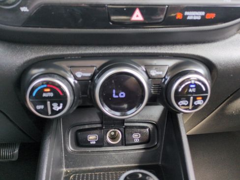 Used 2023 Hyundai Venue SEL FWD image 21