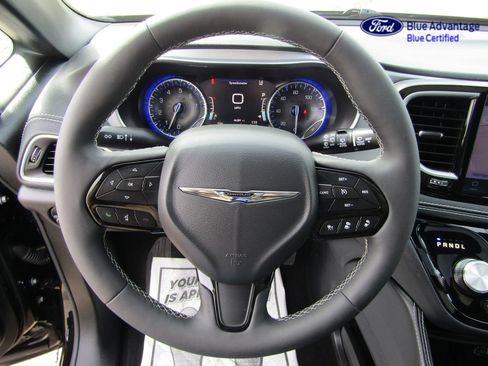 Used 2025 Chrysler Pacifica Limited FWD image 16