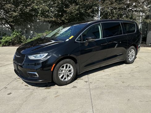 Used 2023 Chrysler Pacifica Touring-L FWD image 3