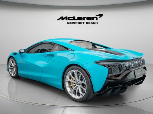 Used 2023 McLaren Artura RWD image 4