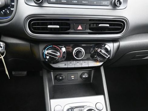 Used 2022 Hyundai Kona SE image 30