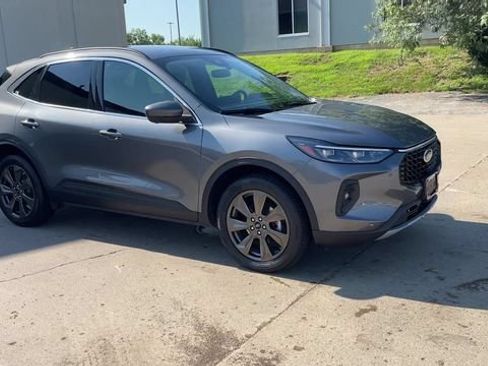 Used 2024 Ford Escape Platinum AWD/4WD image 2
