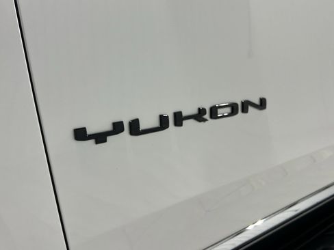 Used 2022 GMC Yukon SLT w/ SLT Luxury Package image 32