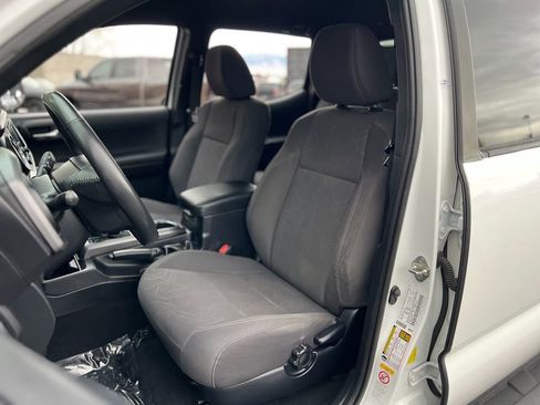 Used 2018 Toyota Tacoma TRD Off-Road w/ Technology Package image 18