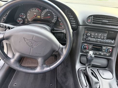 Used 2004 Chevrolet Corvette Coupe w/ Preferred Equipment Group RWD image 24