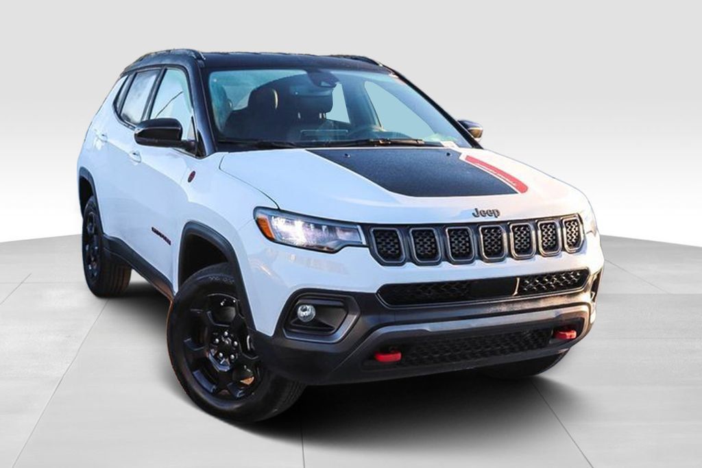 Used 2024 Jeep Compass Trailhawk AWD/4WD image 2