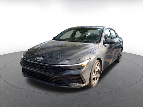 Used 2025 Hyundai Elantra Limited image 3