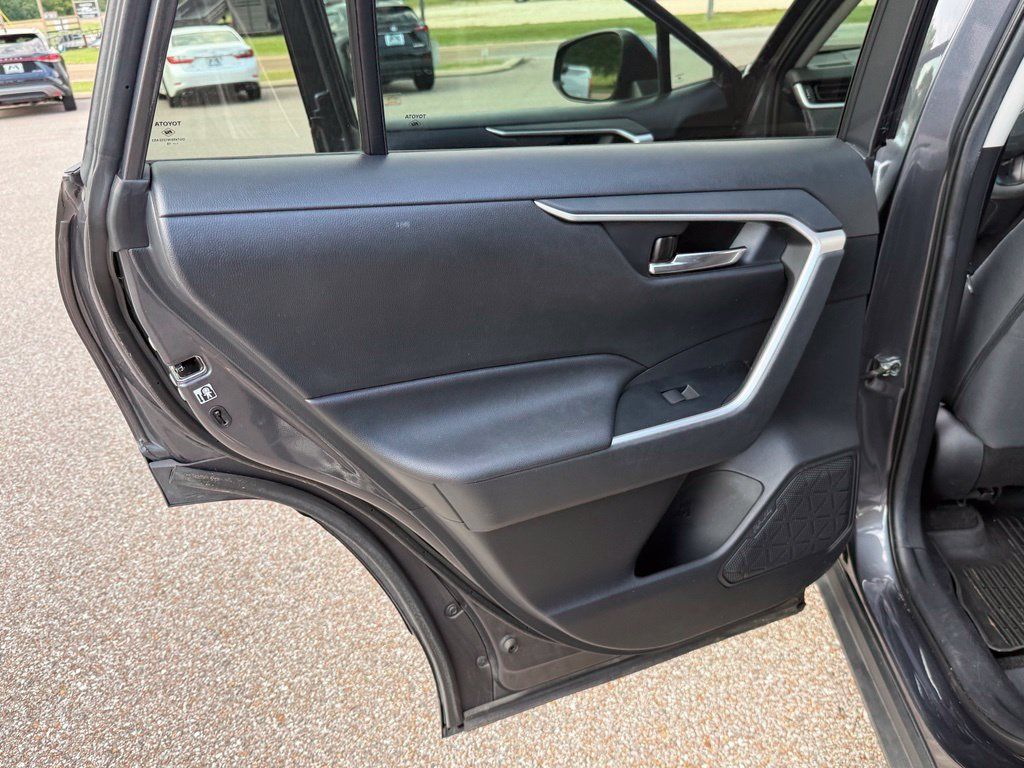 Used 2019 Toyota RAV4 XLE w/ Convenience Package FWD image 28