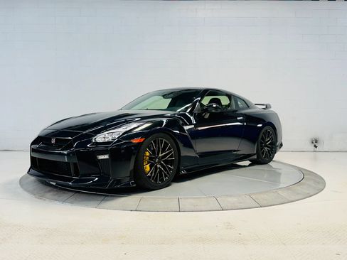 Used 2018 Nissan GT-R Premium AWD/4WD image 25