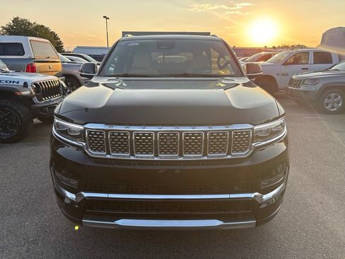 Used 2023 Jeep Grand Wagoneer Series III AWD/4WD image 3
