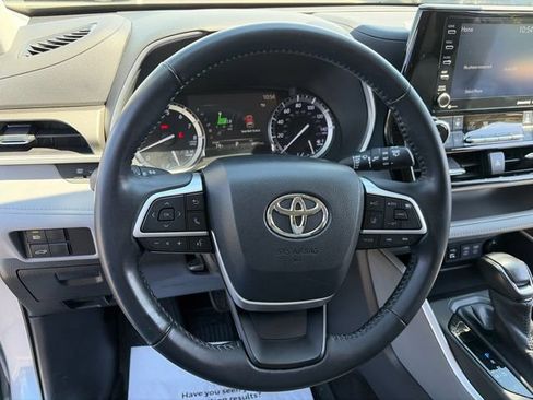 Used 2022 Toyota Highlander XLE AWD/4WD image 21