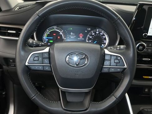 Used 2023 Toyota Highlander XLE AWD/4WD image 8