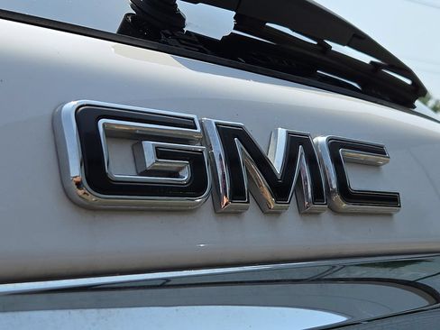 Used 2024 GMC Terrain SLE w/ Driver Convenience Package FWD image 31