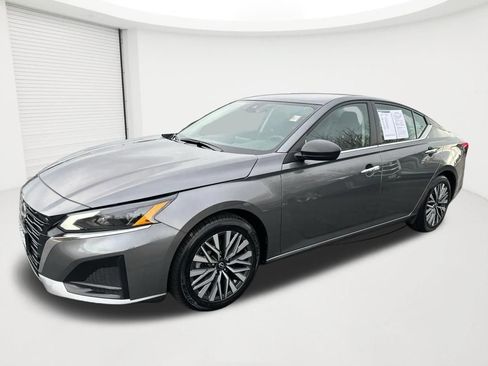 Used 2024 Nissan Altima 2.5 SV FWD image 1