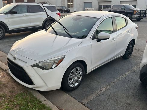Used 2019 Toyota Yaris L image 1