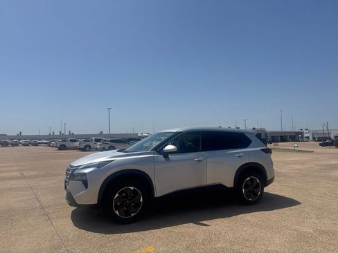 Certified 2025 Nissan Rogue SV FWD image 11