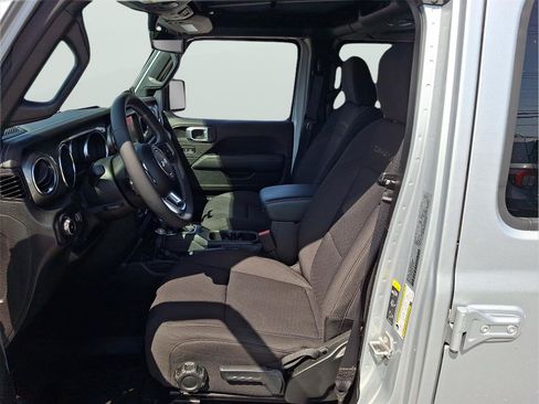 Used 2023 Jeep Wrangler Unlimited Sahara AWD/4WD image 11