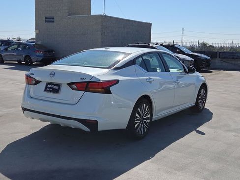 Used 2024 Nissan Altima 2.5 SV FWD image 5