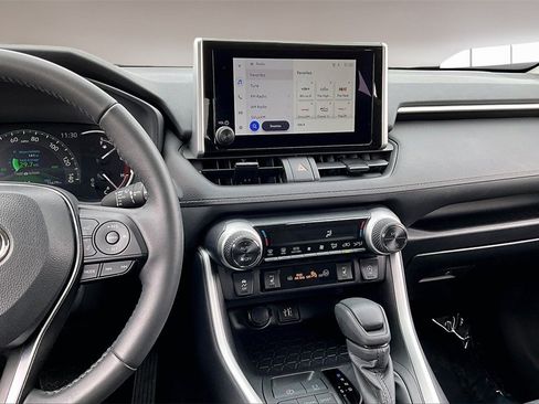 Used 2025 Toyota RAV4 XLE image 9