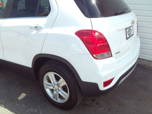 Used 2017 Chevrolet Trax LT w/ Sun & Sound Package FWD image 4