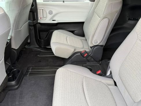 Used 2025 Toyota Sienna LE AWD/4WD image 28