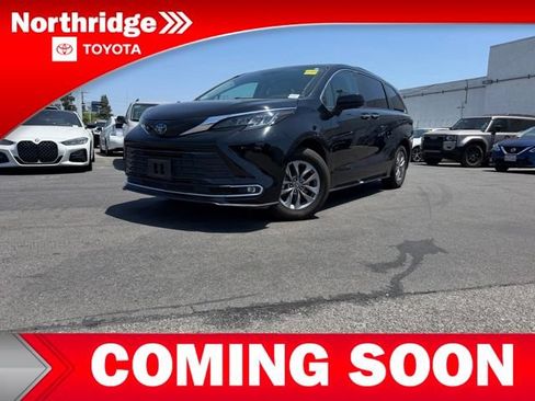 Used 2023 Toyota Sienna XLE FWD image 3