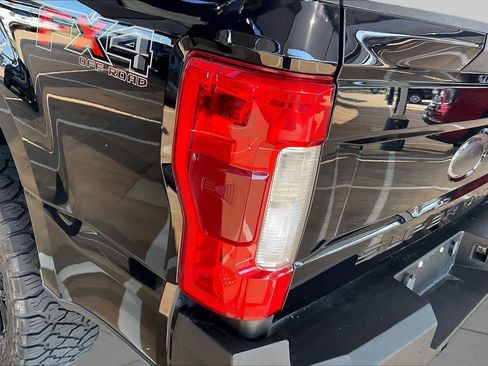 Used 2019 Ford F250 Lariat w/ Lariat Ultimate Package AWD/4WD image 28