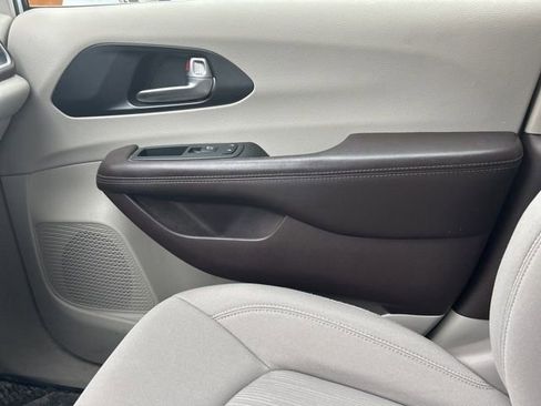 Used 2020 Chrysler Pacifica Touring FWD image 24