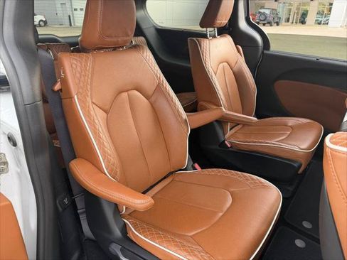 Certified 2024 Chrysler Pacifica Pinnacle AWD/4WD image 15