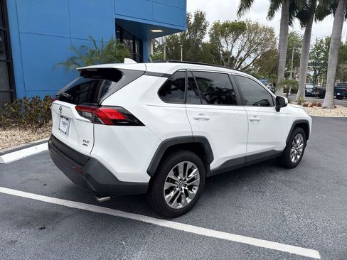 Used 2019 Toyota RAV4 XLE Premium image 8
