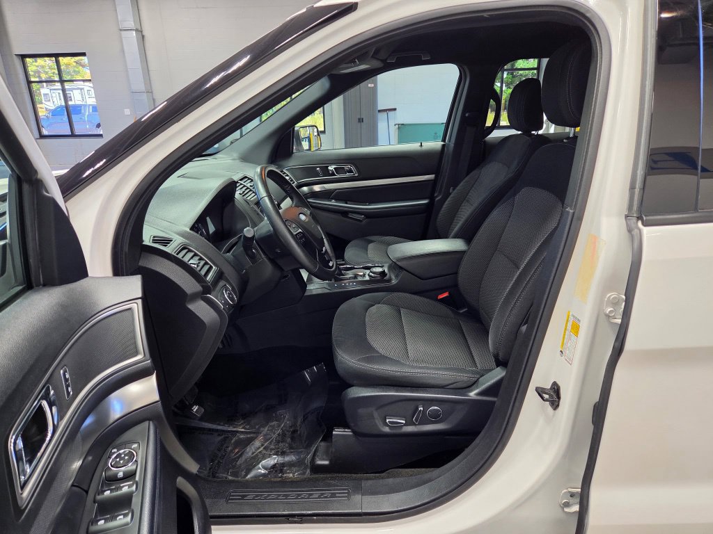 Used 2018 Ford Explorer XLT w/ XLT Technology Feature Bundle AWD/4WD image 26