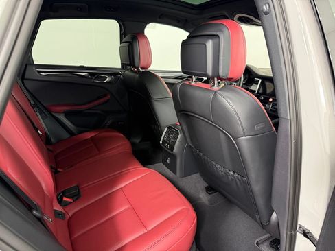 Certified 2026 Porsche Macan AWD/4WD image 17