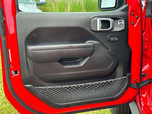 Used 2023 Jeep Gladiator Sport AWD/4WD image 17