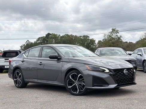 Used 2025 Nissan Altima 2.5 SR image 3