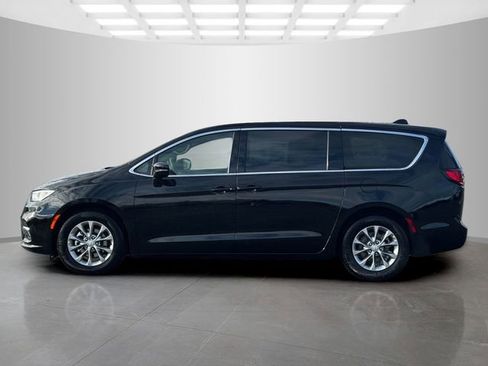New 2026 Chrysler Pacifica Limited FWD image 4