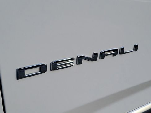 Used 2024 GMC Yukon XL Denali RWD image 8