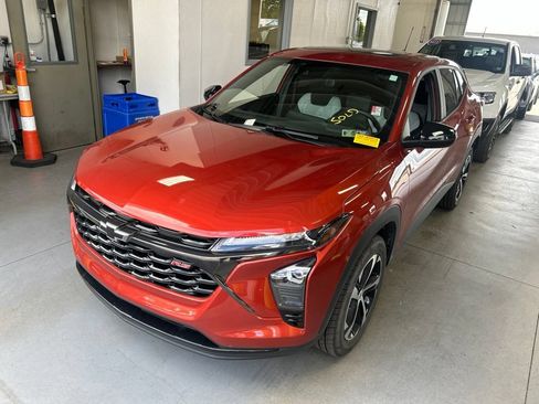 Used 2024 Chevrolet Trax RS w/ Sunroof Package FWD image 2