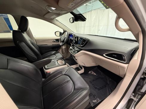 Used 2023 Chrysler Pacifica Touring-L FWD image 8