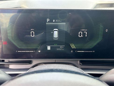 Used 2025 Kia Carnival FWD image 12