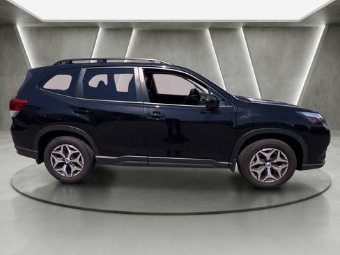Used 2023 Subaru Forester Premium AWD/4WD image 2