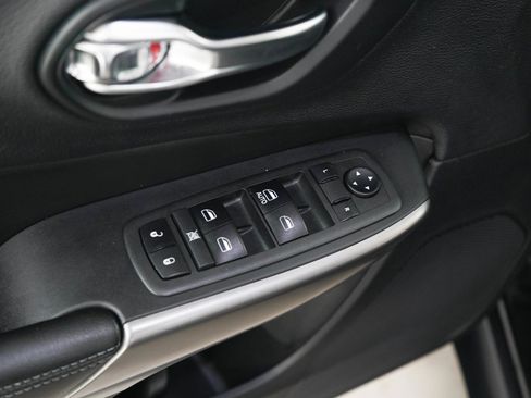 Used 2019 Jeep Cherokee Latitude w/ Cold Weather Group AWD/4WD image 19