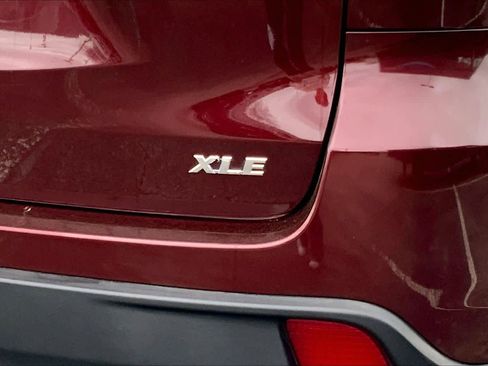 Used 2019 Toyota Highlander XLE image 28