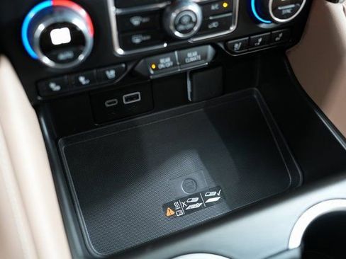 Used 2024 Chevrolet Suburban Premier image 28