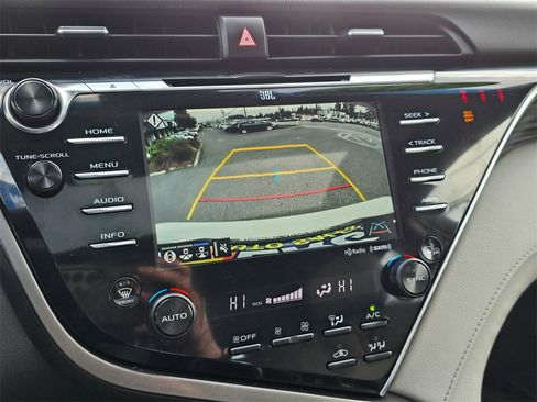 Used 2018 Toyota Camry XLE image 31