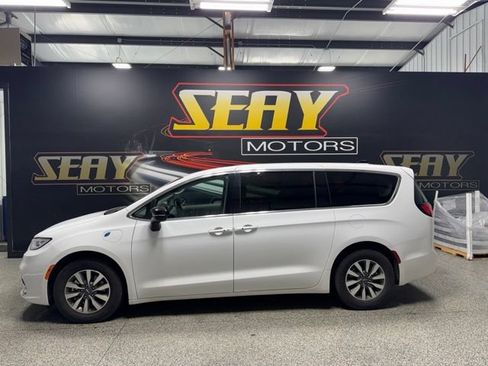 Used 2024 Chrysler Pacifica Limited FWD image 2